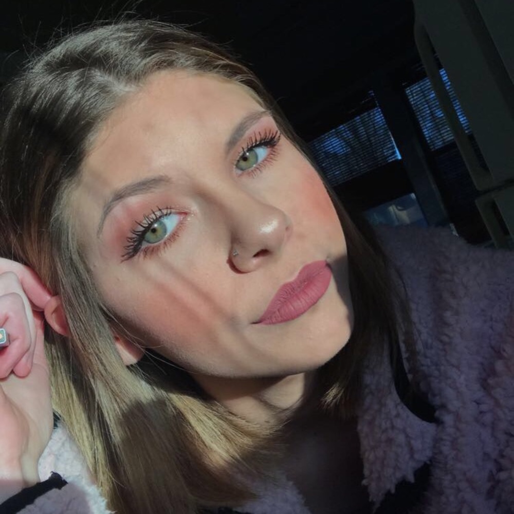 Meet your Posher, Alexis